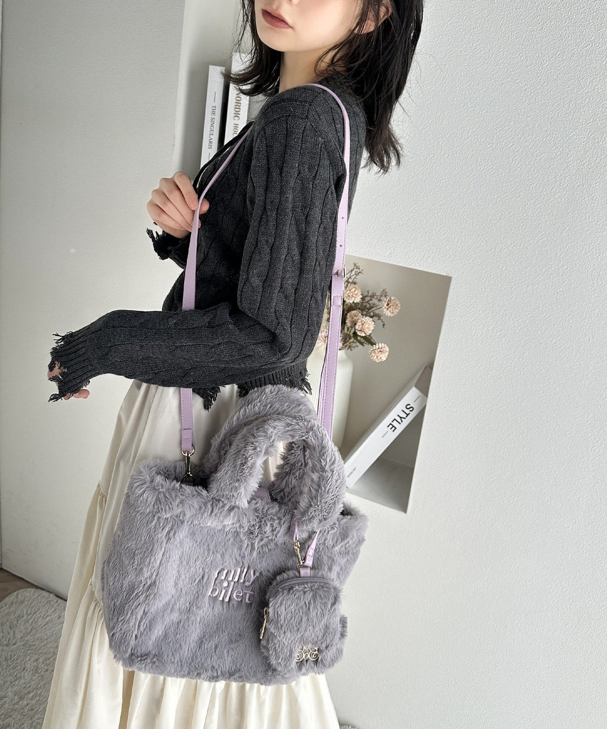 【mily bilet】ふわふわのファーで魅了する。ミニポーチ付きロゴ刺繍ファーショルダーバッグ mi1159036
