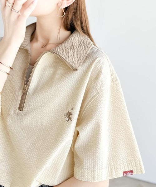 《Javaジャバコラボ》一点投入で好印象コーデ。胸刺繍サッカー素材ハーフジッププルオーバー jv1260175