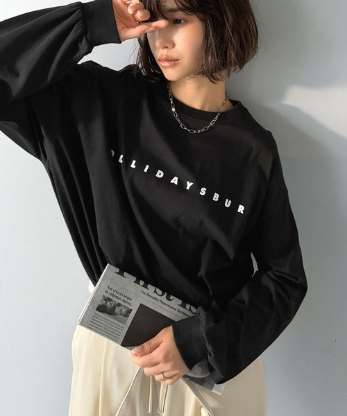 大人の上品カジュアルを楽しむ。ゆったりシルエット 綿100％シルケット風シンプル英字ロゴTシャツ（長袖） ce1330048