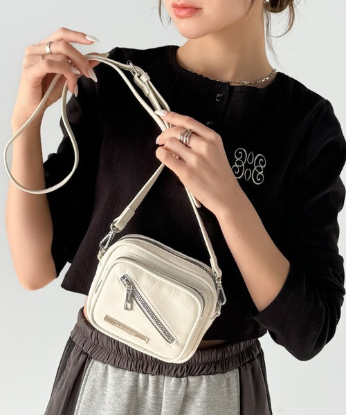 【mily bilet】お洒落なサイズ感♪エナメルフェイクレザーデザインポケットミニショルダーバッグ(斜め掛け) mi1159043