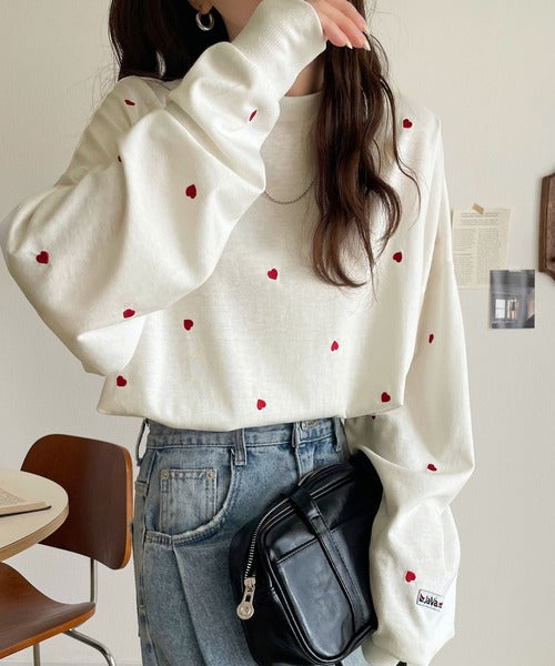 《JaVaジャバコラボ》“可愛い”がさりげなく溶け込む。袖ネーム付きミニハート総刺繍Tシャツ(長袖) jv1010498