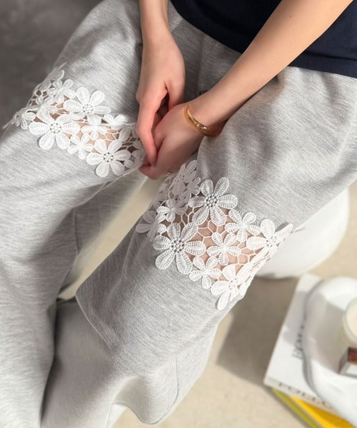 【mily bilet】唯一無二の華やかデザイン。花柄レース 切り替えスウェットパンツ mi1329102
