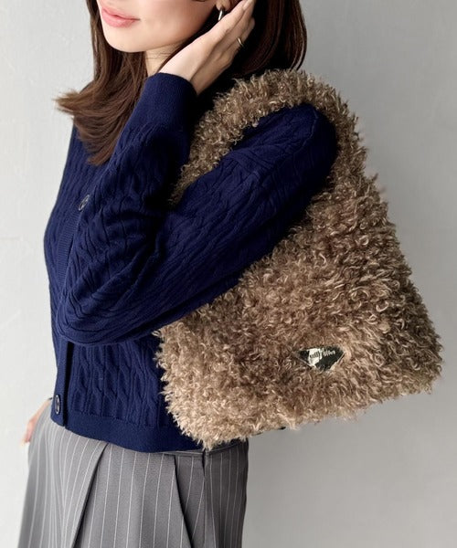 【mily bilet】ふわふわ感と高級感で、季節のおしゃれを格上げ。ロゴプレート使いプードルファーラウンドバッグ mi1179060