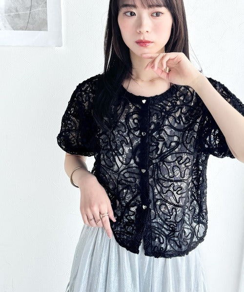 【mily bilet】大人の華やかトップス。ハートボタン使い前後2way花柄レースコード刺繍カーディガン(半袖） mi1019069