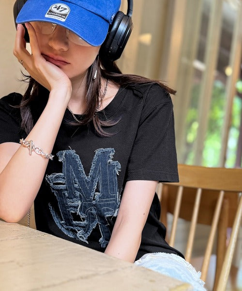 【mily bilet】遊び心を忍ばせておしゃれを一新。デニムフリンジワッペン使いTシャツ mi1329037