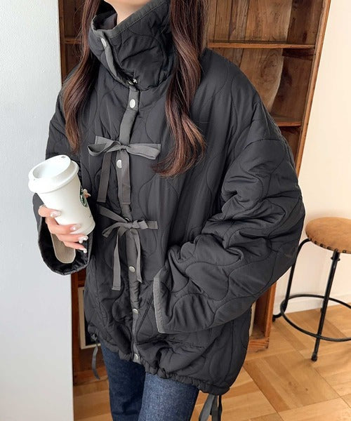 【mily bilet】フェミニンに着こなせる秋冬アウター。リボン使いパイピング配色キルティングモンスターコート mi1019060