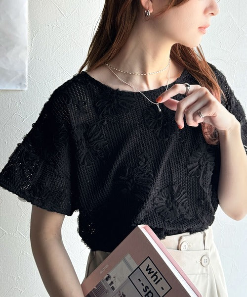 大人のおしゃれ度ワンランクアップ。チュールフラワーコード刺繍半袖Tシャツ ce1260429