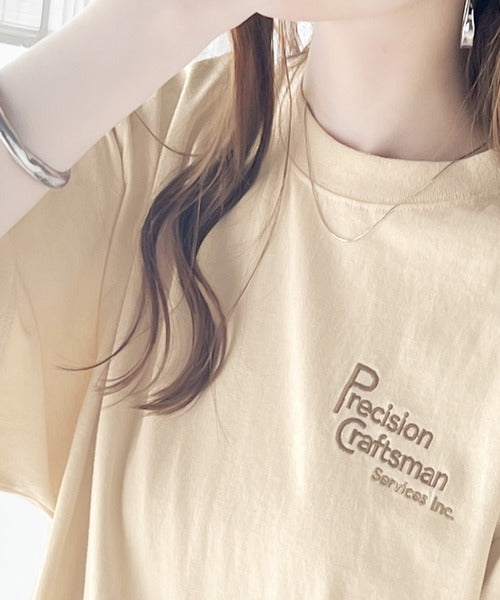 大人の上級カジュアル。綿100％ワンポイント刺繍ロゴTシャツ ce1050183