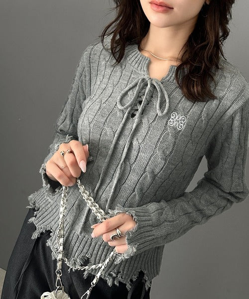 【mily bilet】大人カジュアルかわいい。レースアップデザイン胸刺繍ケーブルダメージニット mi1029084