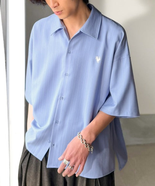 《JaVaジャバコラボ》羽織りとしても重宝する、汎用性の高さが魅力！刺繍入り ヘリンボーン織ストライプ柄 オーバーサイズ半袖シャツ jo1010044