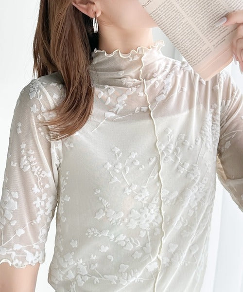 シンプルコーデに華やかさを添える。花柄フロッキーシアーハイネック半袖プルオーバー ce1010314
