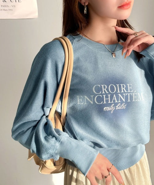 【mily bilet】カジュアルだけどこなれ感たっぷり。ラインストーン＆ぼかしプリント裏毛使いスウェットクロップド丈トップス mi1329014