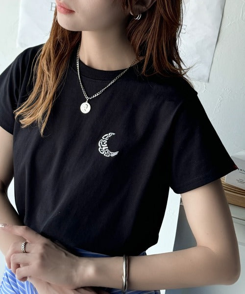 【sustaina+】オーガニックコットン100%。胸元ラメ糸ワンポイント刺繍 無地＆ボーダー柄Tシャツ（半袖） ce1260397