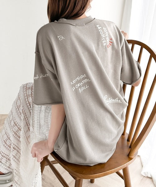 後ろ姿までぬかりなくオシャレにキマる。ランダム刺繍裏毛ハーフスリーブTシャツ ce1260260