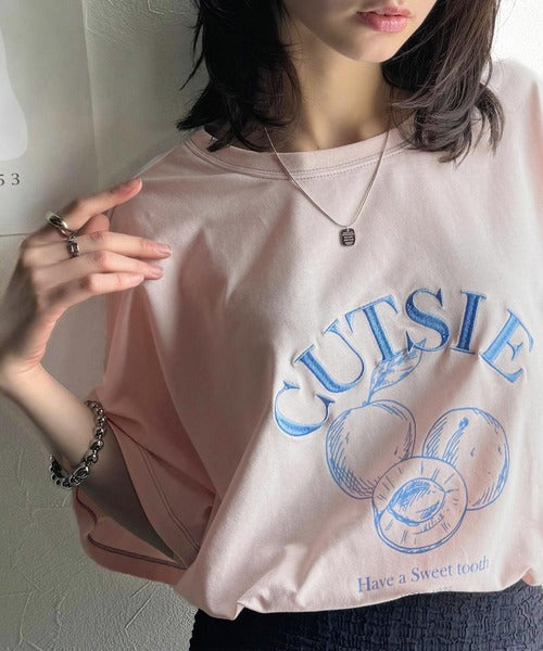毎日のスタイルを楽しく彩る。前後2way裾ドロストフルーツグラフィックTシャツ ce1050269