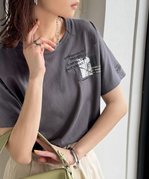 ラフでも品格、シンプルでも存在感。オーガニックコットン混 綿100％ グラフィック飛び刺繍フォトTシャツ（半袖） ce1260537