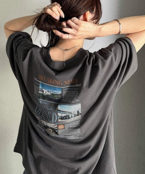 纏うだけで、洒落感アップデート◎綿100％ニュースペーパーロゴプリントオーバーサイズTシャツ ce1330046