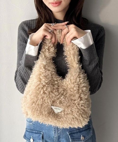 【mily bilet】ふわふわ感と高級感で、季節のおしゃれを格上げ。ロゴプレート使いプードルファーラウンドバッグ mi1179060
