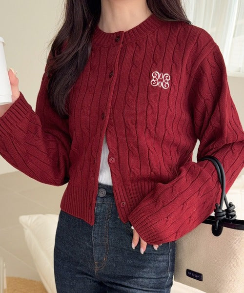 【mily bilet】ほんのり甘い新定番。胸刺繍ケーブル編みニットカーディガン(長袖) mi1259023