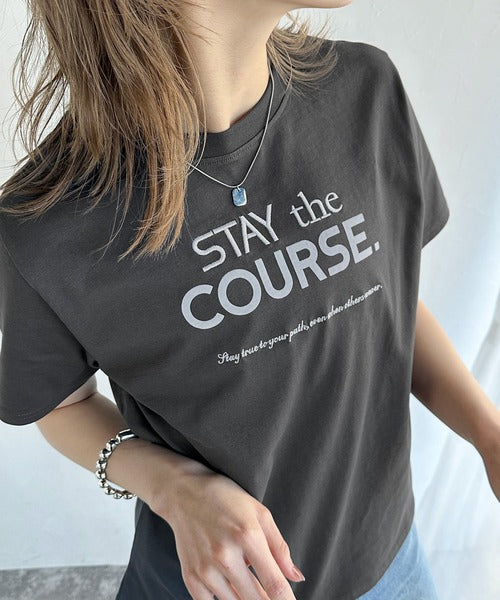 【sustaina+】シンプルなのに格上げ感抜群。オーガニックコットン100%前後2wayロゴ刺繍＆フロッキーTシャツ(半袖) ce1260399