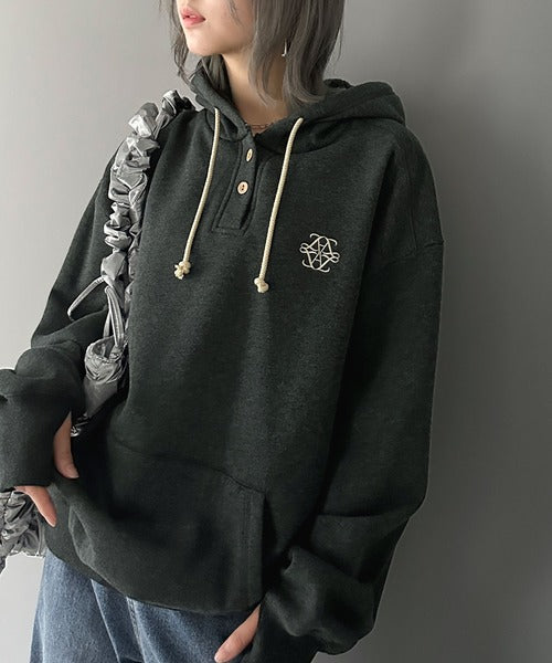 《Javaジャバコラボ》抜け感も叶える大人カジュアル。胸刺繍Bigヘンリー裏起毛指穴パーカー jv1329009