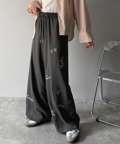 今季のイチオシ！ランダム刺繍裏毛スウェットワイドパンツ ce1260423