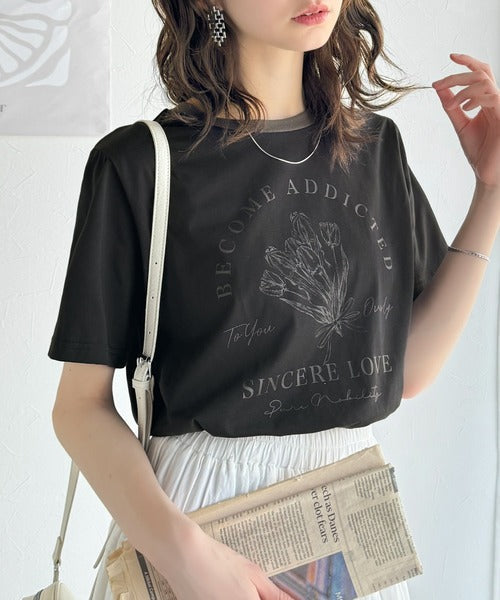 トレンドのディテールが魅力。シルケットフラワーカーブロゴリンガー半袖Tシャツ ce1020196