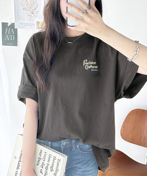 大人の上級カジュアル。綿100％ワンポイント刺繍ロゴTシャツ ce1050183