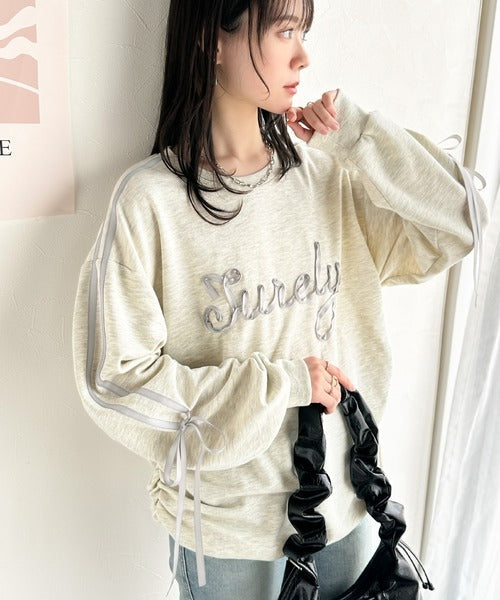 【mily bilet】気分上がるサテンリボンロゴが可愛い。サイドシャーリングサテンリボン使いスウェットトップス(長袖) mi1359009