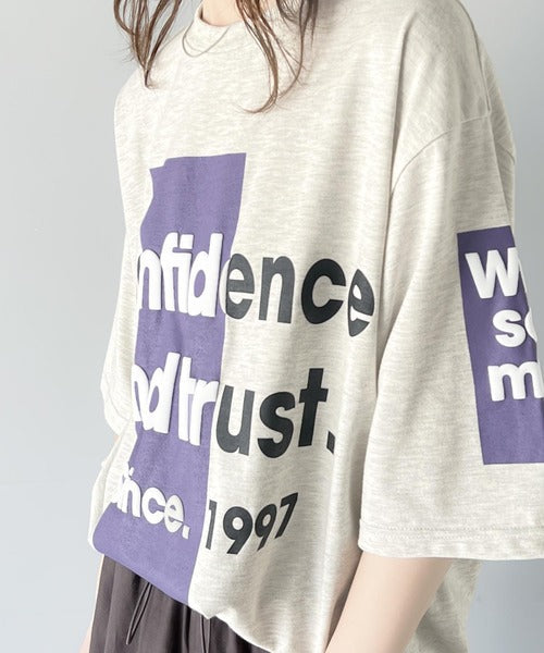 立体感のある発泡プリントがこなれ感たっぷり。立体ロゴプリント配色Tシャツ ce1010308