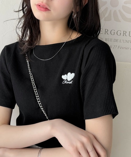 胸元にキュン。ハートサガラ刺繍テレコリブ素材ボートネックTシャツ（半袖） ce1330019