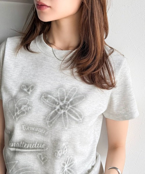 【mily bilet】大人可愛い最旬プリント柄。スプレーライクプリントコンパクトTシャツ（半袖） mi1329024