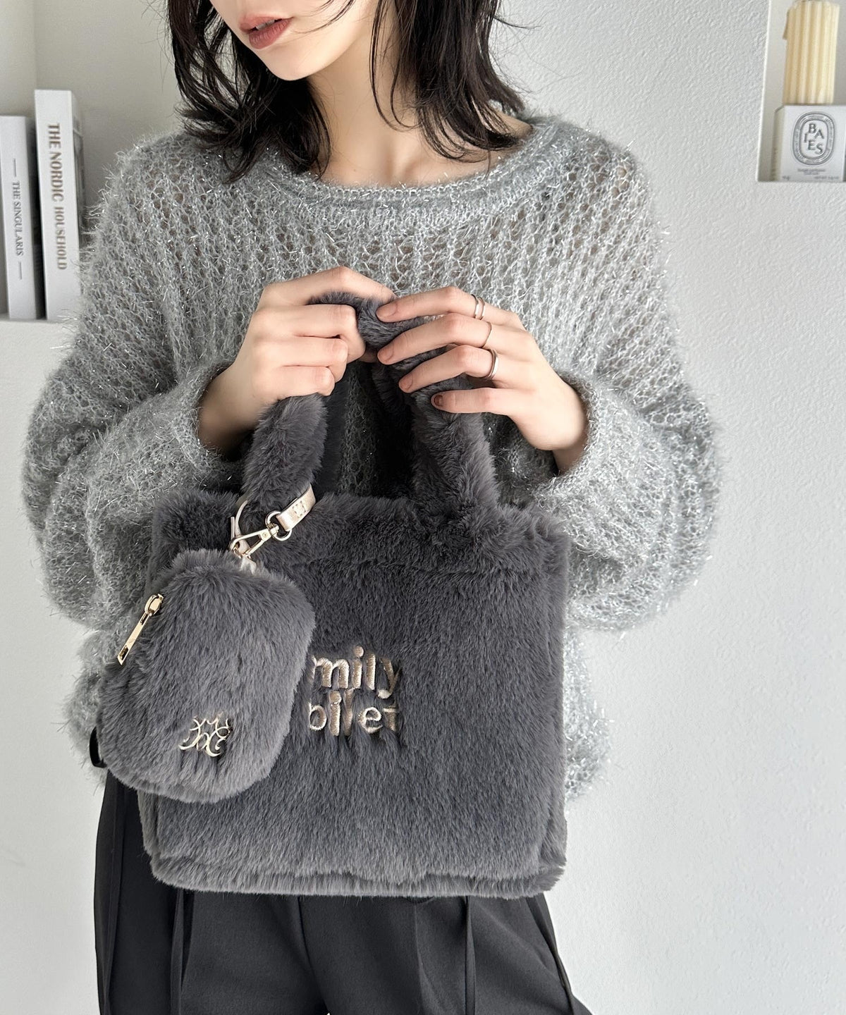 【mily bilet】ふわふわのファーで魅了する。ミニポーチ付きロゴ刺繍ファーショルダーバッグ mi1159036