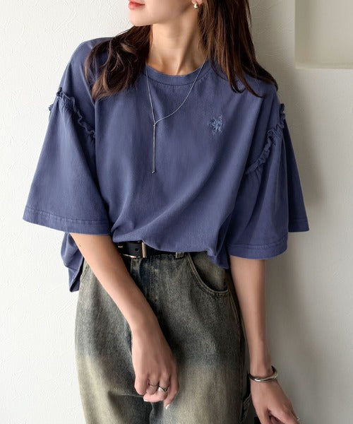 さらり着やすく、ほどよくキュート。なんでもない日にひとさじの甘さを。綿100％胸刺繍ピグメント袖フリルT ce1020330