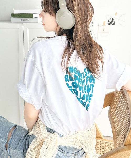 カジュアル可愛いが際立つ。綿100%バックハートロゴグラフィックプリントTシャツ mo1310046