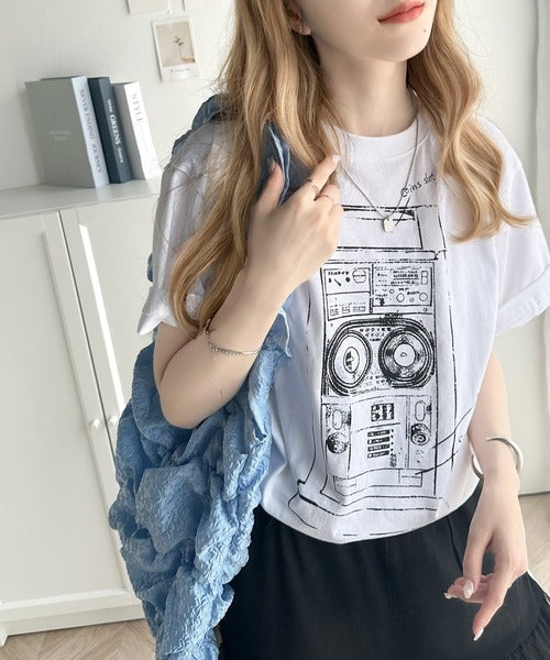 トレンドのレトロ感が魅力。綿100％コインゲームレトログラフィックプリントTシャツ mo1310045