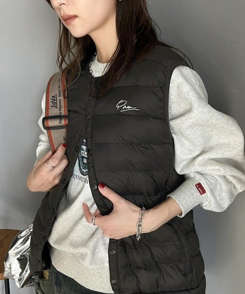 軽やかで女性らしく。胸刺繍スーパーライト中綿ダウンベスト ce1260254