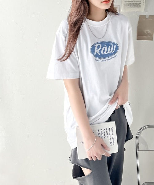 レトロムードが際立つ。綿100%オーバルロゴTシャツ mo1310042