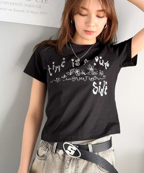 【mily bilet】大人の上品グラフティ。ハンドペイントライクシルバープリントコンパクトTシャツ mi1329023