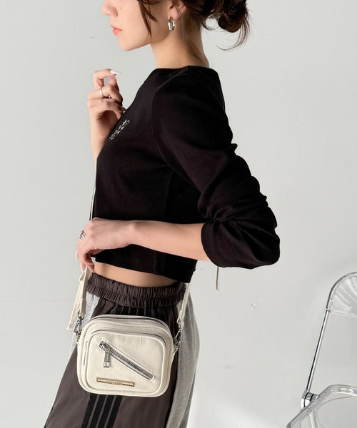 【mily bilet】お洒落なサイズ感♪エナメルフェイクレザーデザインポケットミニショルダーバッグ(斜め掛け) mi1159043