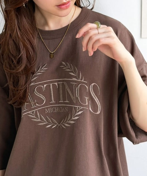 《JaVaジャバコラボ》スタイリングに“雰囲気”を足す。綿100％オーバーサイズ古着デザイン風刺繍Tシャツ（半袖） jv1330087