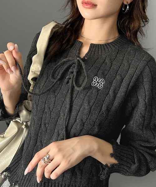 【mily bilet】大人カジュアルかわいい。レースアップデザイン胸刺繍ケーブルダメージニット mi1029084