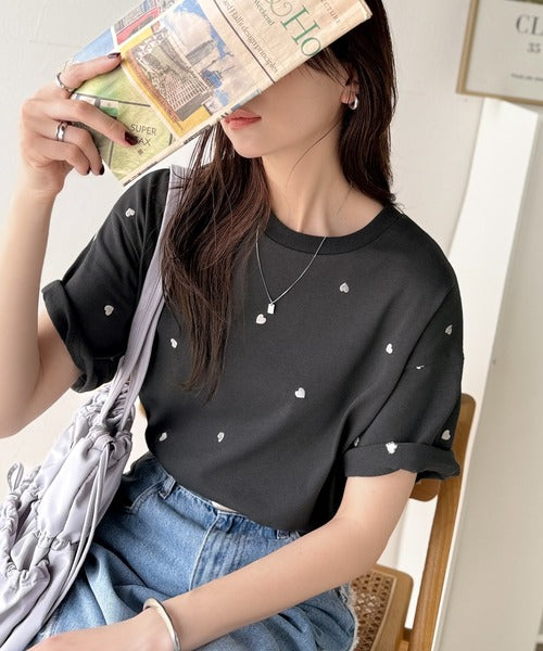 《JaVaジャバコラボ》春夏のカジュアルに、大人の“可愛い”をプラス。ミニハート刺繍Tシャツ（半袖） jv1010470