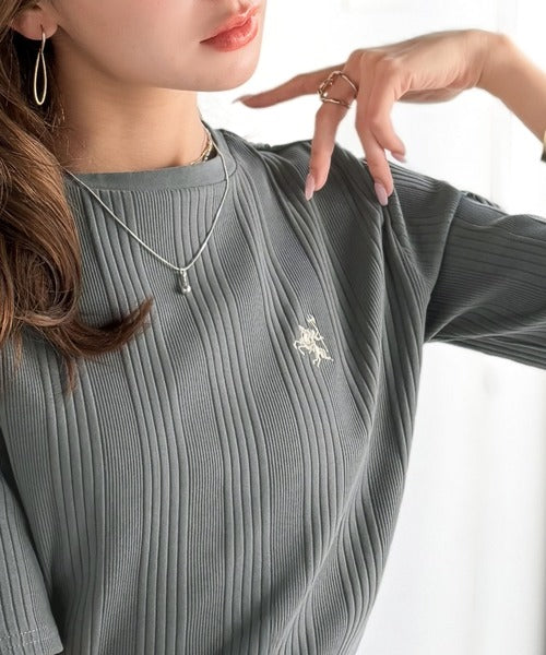 品よく、すっと、毎日に馴染む。オーガニックコットンランダムリブ胸元刺繍Tシャツ（半袖） ce1260538