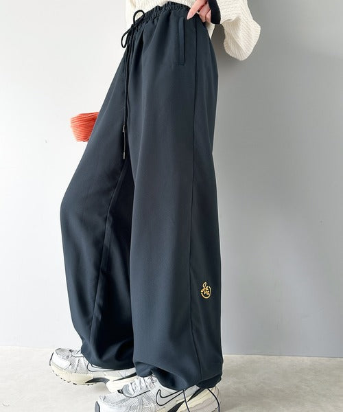 《Javaジャバコラボ》上品見えもラフ見えも叶う。裾ドロストワンポイント刺繍トラックパンツ（セットアップ可能） jv1070102
