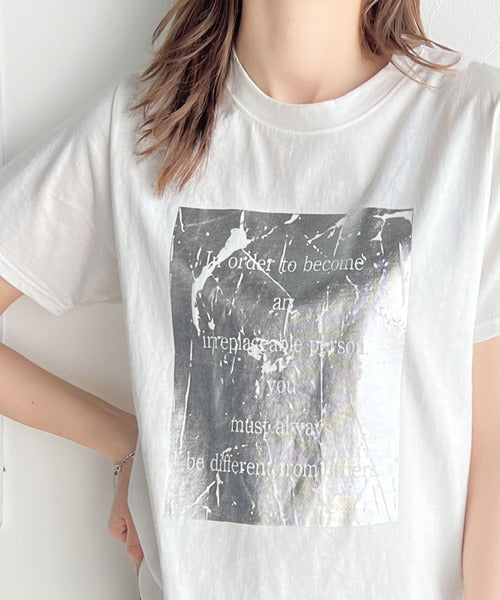 【mily bilet】一点投入でモードなおしゃれ感が漂う。綿100%箔プリントTシャツ mi1149053
