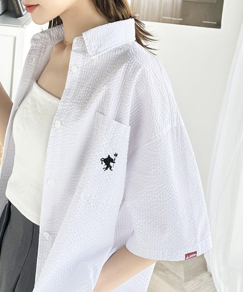 《JAVA ジャバコラボ》着回し力抜群。胸刺繍サッカー素材シャツ jv1260176