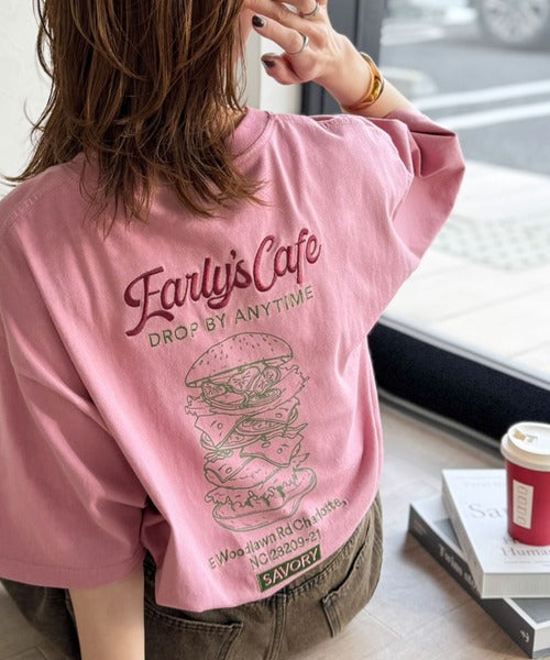 《JaVaジャバコラボ》遊び心のあるカフェロゴが映えるバックプリントT。刺繍使いハンバーガーデザインTシャツ jo1320016