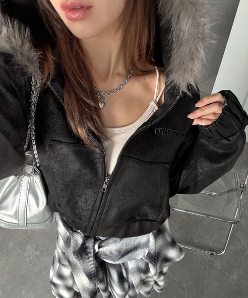 【mily bilet】ふわっと華やか、羽織って甘辛♪フードファー付きスエードポンチパーカー（ショート丈） mi1359029