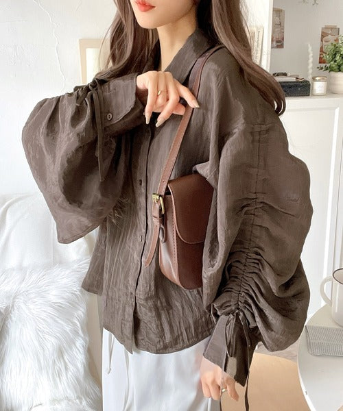 上品な抜け感と自由なアレンジ叶う。2wayカラー袖シャーリングシアー素材シャツブラウス（長袖） ce1010342